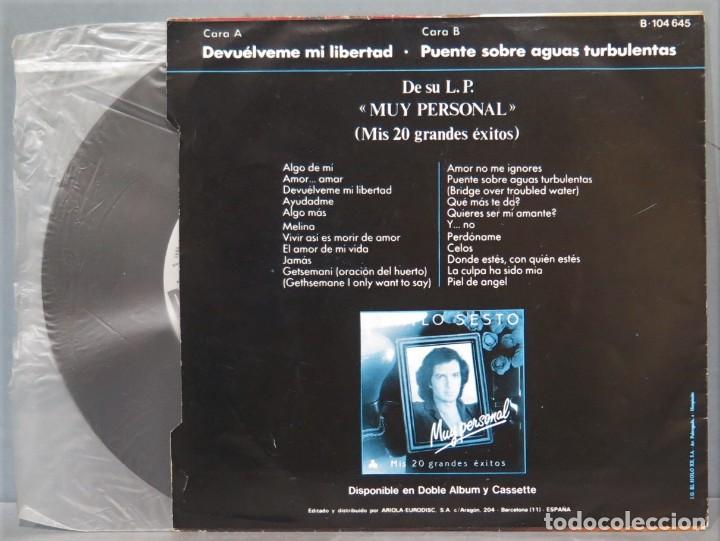 Discos de vinilo: SINGLE. CAMILO SESTO. DEVUELVEME MI LIBERTAD - Foto 2