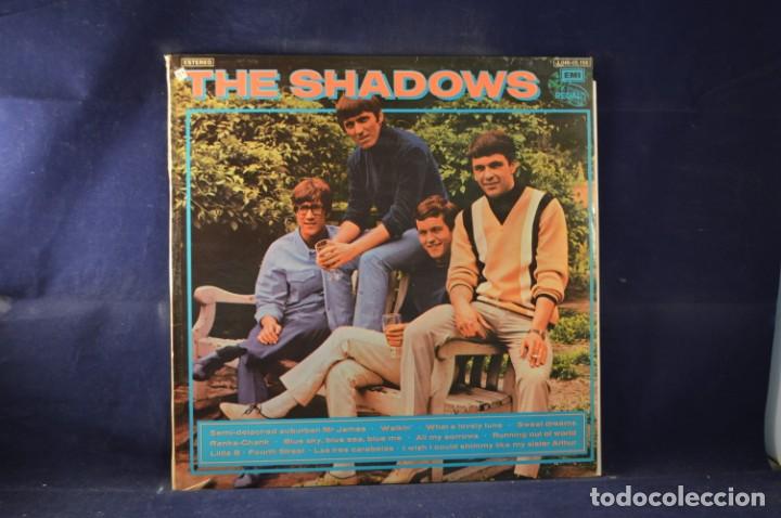 Discos de vinilo: THE SHADOWS - WALKING WITH THE SHADOWS - LP - Foto 1