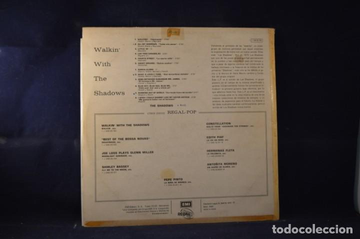Discos de vinilo: THE SHADOWS - WALKING WITH THE SHADOWS - LP - Foto 2