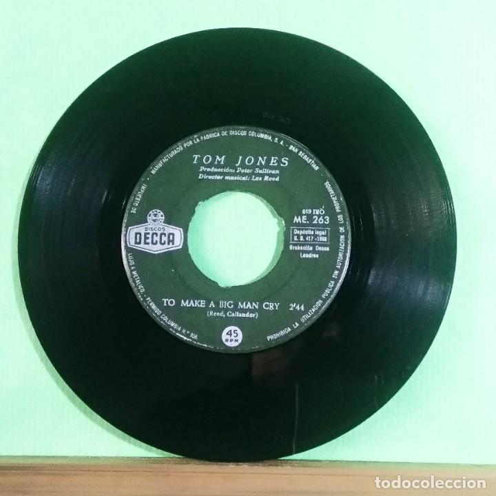 Discos de vinilo: TOM JONES.TO MAKE A BIG MAN CRY - LIMPIO,TRATADO CON ALCOHOL ISOPROP&Iacute;LICO - D1