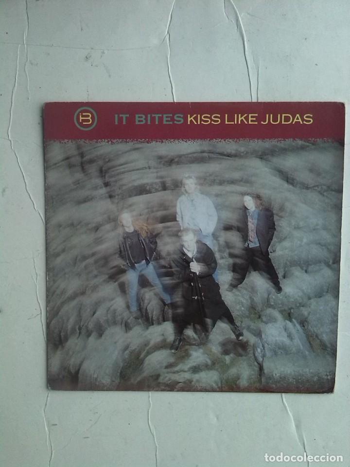 Discos de vinilo: IT BITES - KISS LIKE JUDAS SINGLE 7&rdquo; - Foto 1