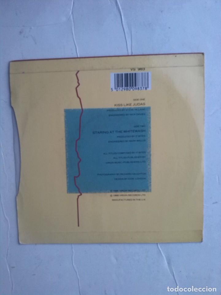 Discos de vinilo: IT BITES - KISS LIKE JUDAS SINGLE 7&rdquo; - Foto 2