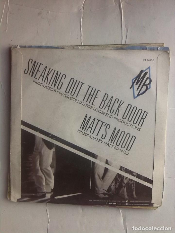 Discos de vinilo: MATT BIANCO - SNEAKING OUT THE BACK DOOR SINGLE 7&rdquo; - Foto 2