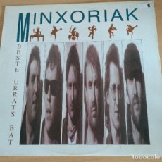 Discos de vinilo: MINXORIAK - BESTE URRATS BAT, LP DEL AÑO 1990. CON LAS LETRAS. Lote 239596150