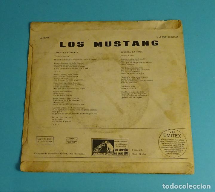 Discos de vinilo: CARPETA SINGLE. LOS MUSTANG. LORETTA LORETTA / SUSPIRA LA NIÑA. EMI 1969. SIN VINILO - Foto 2 - 241529110