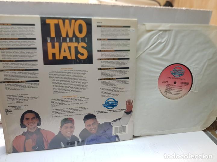 Discos de vinilo: LP-TWO WITHOUT HATS-FEATURING 3 ON THE MIC- en funda original - Foto 2