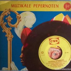 Discos de vinilo: HET RADIO KINDERKOOR JACOB HAMEL. MUZIKALE PEPERNOTEN. CNR, HOLLAND 1956 SINGLE ROJO + BOOK
