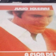 Discos de vinilo: JULIO IGLESIAS - A FLOR DE PIEL .LP COLUMBIA ,1976 - PORTADA ABIERTA. Lote 246229350