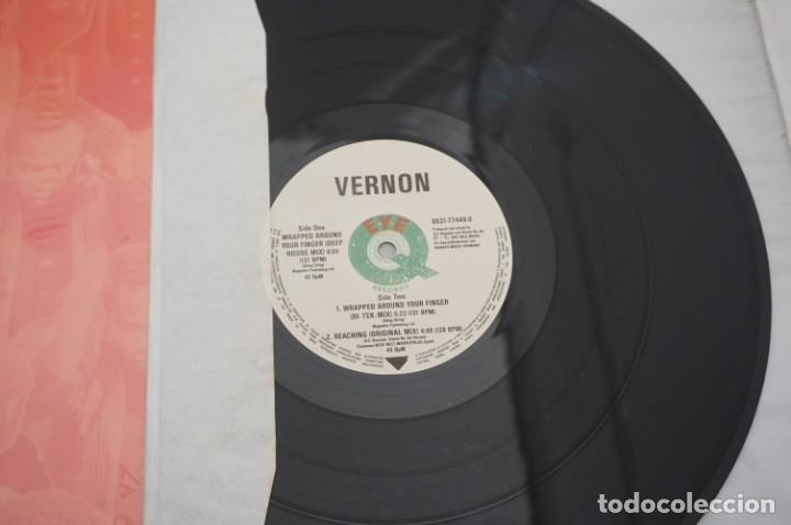 Discos de vinilo: VINILO 12&acute;&acute; - MAXI-SINGLE - VERNON - WRAPPED AROUND YOUR FINGER - Foto 2