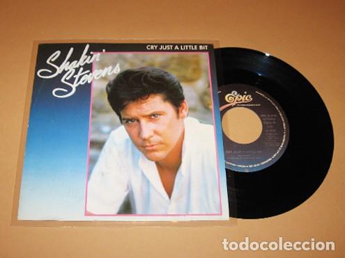 Discos de vinilo: SHAKIN STEVENS - CRY JUST A LITTLE BIT - SINGLE - 1983 - SPAIN - Foto 1