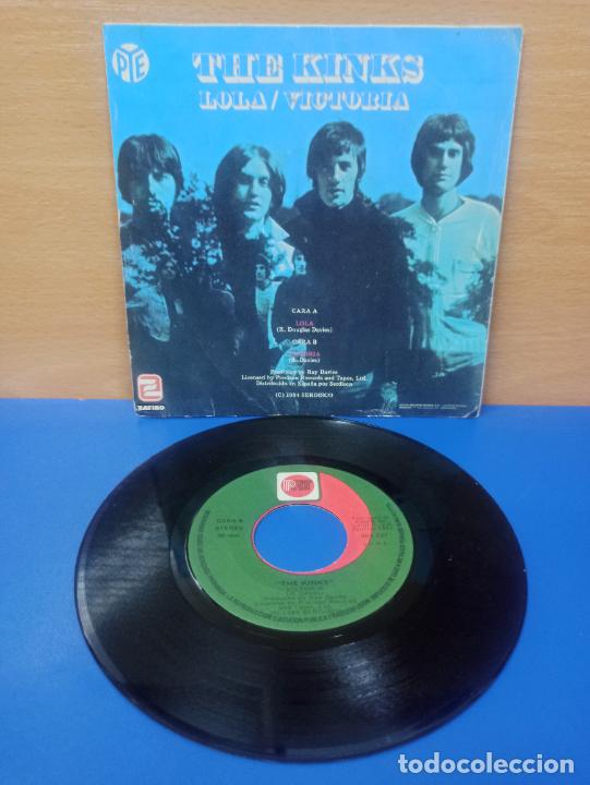 Discos de vinilo: SINGLE DISCO VINILO THE KINKS LOLA VICTORIA - Foto 2