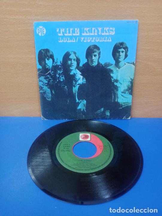 Discos de vinilo: SINGLE DISCO VINILO THE KINKS LOLA VICTORIA - Foto 1