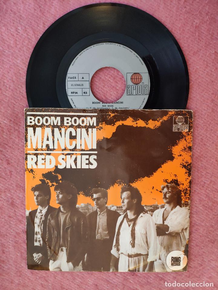 Discos de vinilo: SINGLE BOOM BOOM MANCINI - Red Skies - Ariola 107 663 - PORTUGAL press (EX-/EX+)