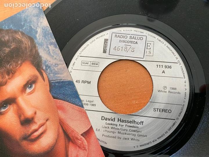 Discos de vinilo: DAVID HASSELHOFF (LOOKING FOR FREEDOM) SINGLE ESPA&Ntilde;A 1988 (EPI22) - Foto 2