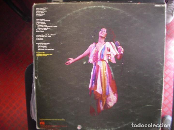 Discos de vinilo: DONNA SUMMER- LIVE AND MORE. LP DOBLE. - Foto 2