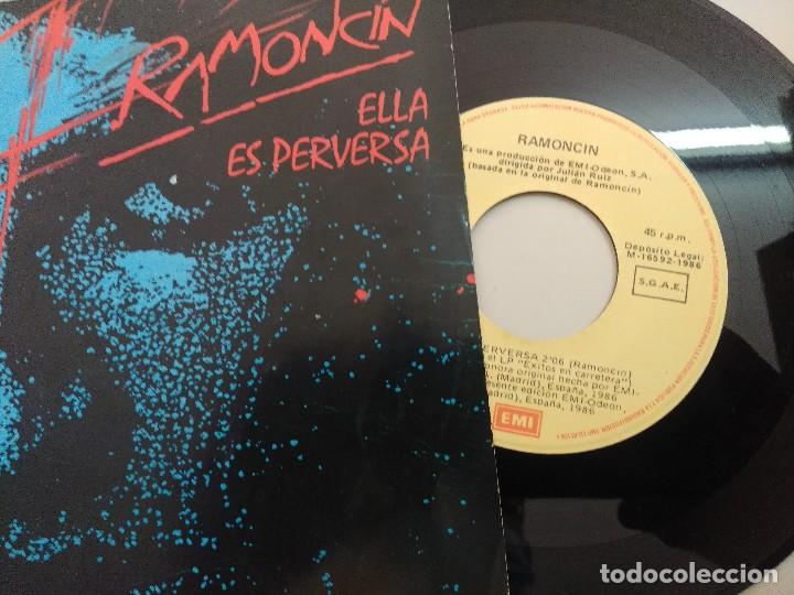 Discos de vinilo: RAMONCIN/ELLA ES PERVERSA/SINGLE. - Foto 2