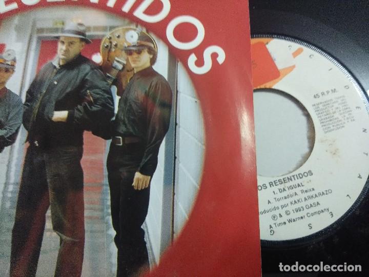 Discos de vinilo: OS RESENTIDOS/DA IGUAL/SINGLE. - Foto 2