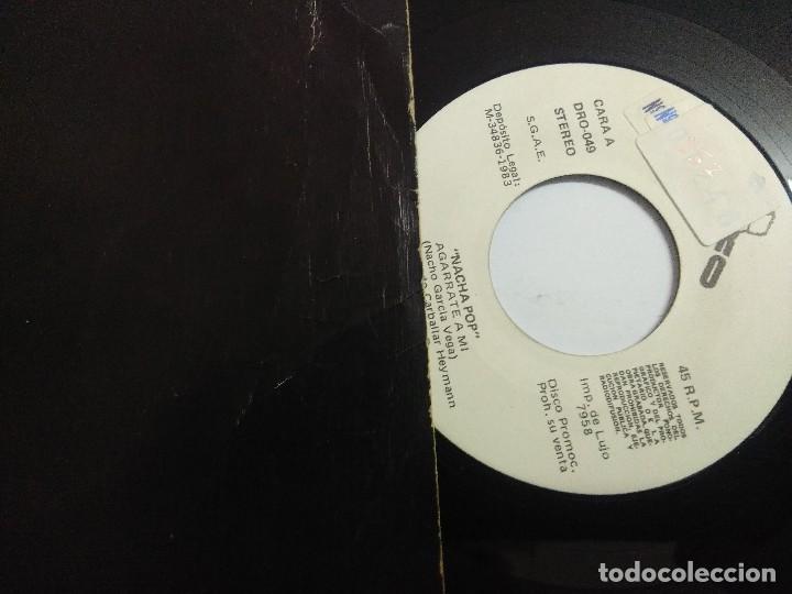 Discos de vinilo: NACHA POP/AGARRATE A MI/SINGLE. - Foto 2