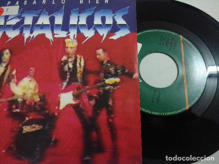 Discos de vinilo: METALICOS/PASARLO BIEN/SINGLE. - Foto 2