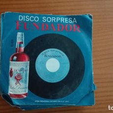 Discos de vinilo: DISCO SORPRESA FUNDADOR SINGLE VILLANCICOS JINGLE BELLS, CANCIÓN DE CUNA,NOCHE DE PAZ, TAN TAN 1966. Lote 252634070