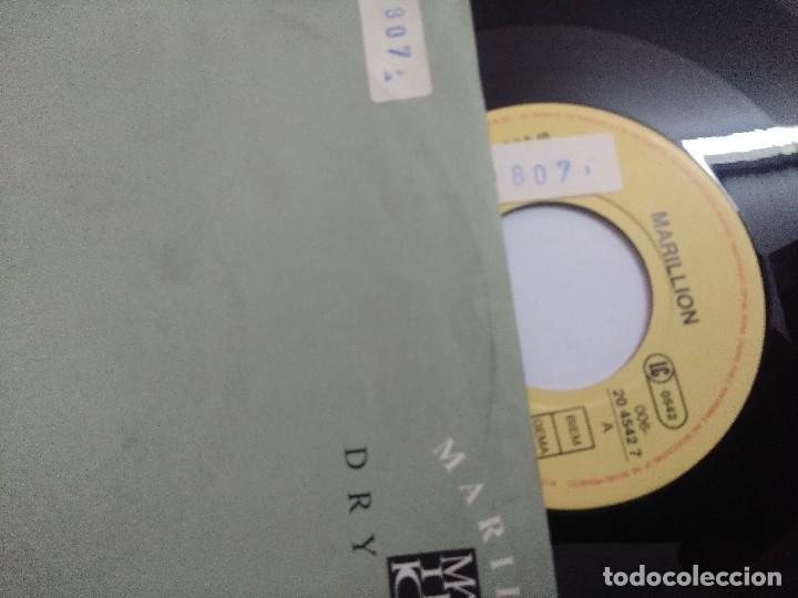 Discos de vinilo: MARILLION/DRY LAND/SINGLE. - Foto 2