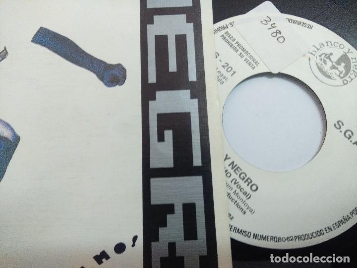 Discos de vinilo: AZUL Y NEGRO/ES EL COLMO/SINGLE PROMOCIONAL. - Foto 2