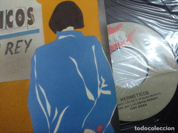 Discos de vinilo: HERMETICOS/COMO UN REY/SINGLE. - Foto 2