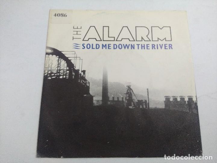 Discos de vinilo: THE ALARM/SOLD ME DOWN THE RIVER/SINGLE. - Foto 1