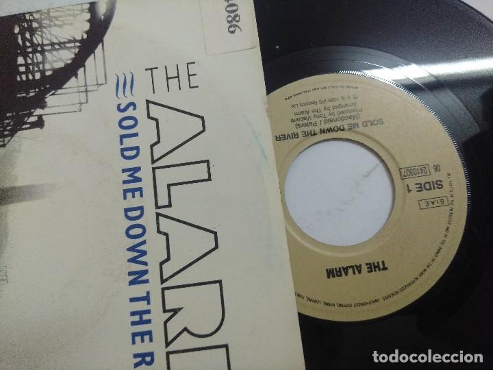 Discos de vinilo: THE ALARM/SOLD ME DOWN THE RIVER/SINGLE. - Foto 2