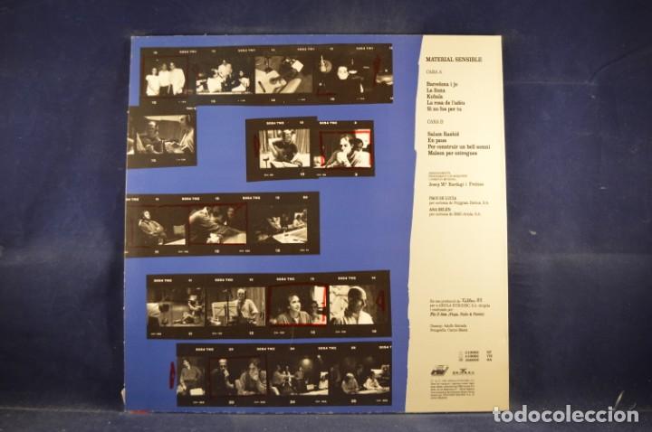 Discos de vinilo: SERRAT - MATERIAL SENSIBLE - LP - Foto 2