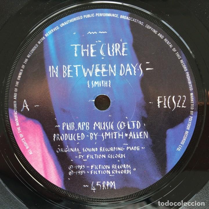 Discos de vinilo: The Cure &lrm;&ndash; In Between Days / The Exploding Boy UK,1985 Fiction - Foto 3