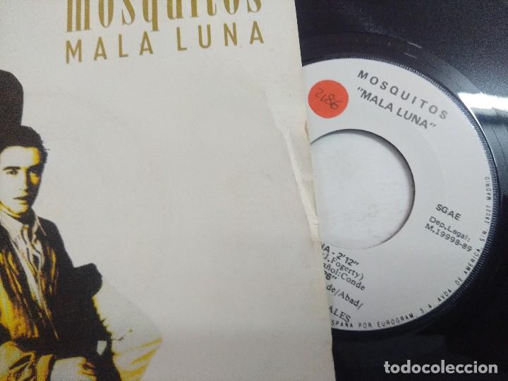 Discos de vinilo: MOSQUITOS/MALA LUNA/SINGLE. - Foto 2