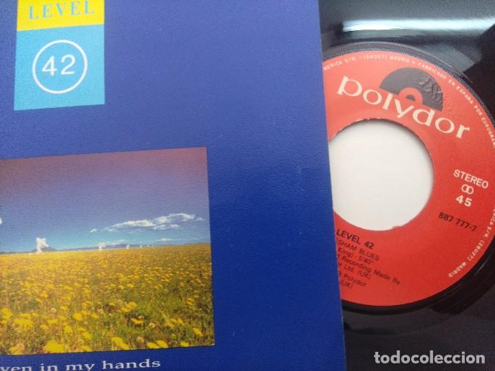 Discos de vinilo: LEVEL 42/HEAVEN IN MY HANDS/SINGLE. - Foto 2