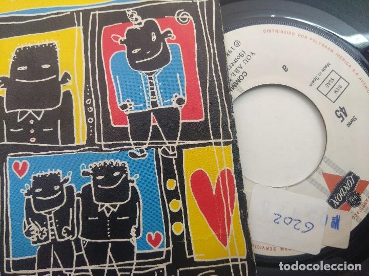 Discos de vinilo: THE COMMUNARDS/YOU ARE MY WORLD/SINGLE. - Foto 2