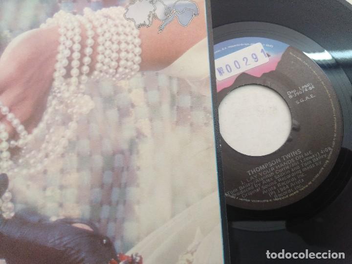 Discos de vinilo: THOMPSON TWINS/LAY YOUR HANDS ON ME/SINGLE. - Foto 2