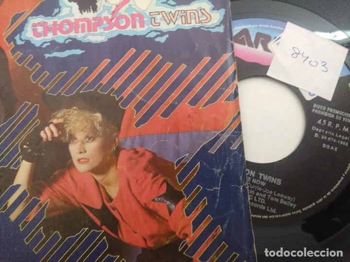 Discos de vinilo: THOMPSON TWINS/HOLD ME NOW/SINGLE. - Foto 2
