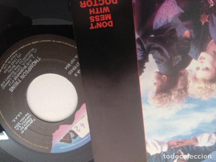 Discos de vinilo: THOMPSON TWINS/DONT MESS WITH DOCTOR DREAM/SINGLE. - Foto 2