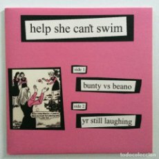 Discos de vinilo: HELP SHE CAN'T SWIM ‎– BUNTY VS BEANO / YR STILL LAUGHING UK,2004. Lote 265827704