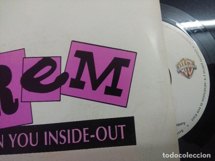 Discos de vinilo: REM/TURN YOU INSIDE-OUT/SINGLE. - Foto 2