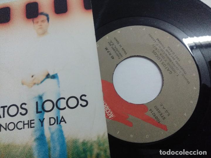Discos de vinilo: SINGLE/GATOS LOCOS/NOCHE Y DIA. - Foto 2