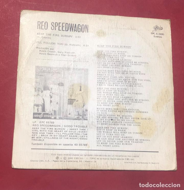 Discos de vinilo: SINGLE REO SPEEDWAGON, KEEP THE FIRE BURNING, 1982 - Foto 2