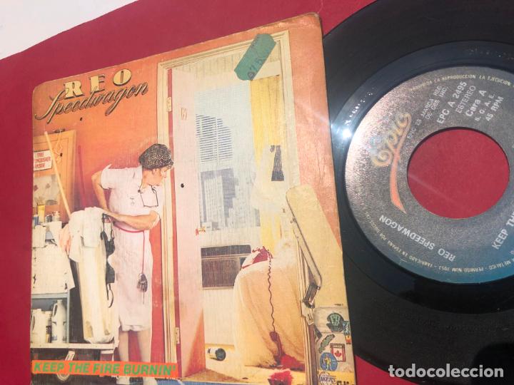 Discos de vinilo: SINGLE REO SPEEDWAGON, KEEP THE FIRE BURNING, 1982 - Foto 3