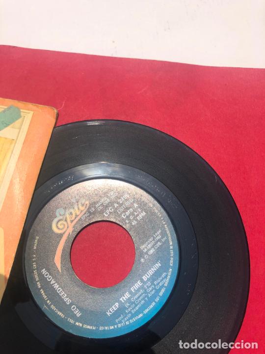Discos de vinilo: SINGLE REO SPEEDWAGON, KEEP THE FIRE BURNING, 1982 - Foto 4