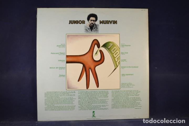 Discos de vinilo: JUNIOR MURVIN ‎- POLICE & THIEVES - LP - Foto 2 - 269358303