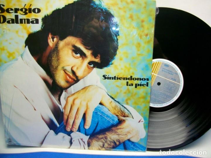 Discos de vinilo: SERGIO DALMA SINTIENDONOS LA PIEL LP - Foto 1