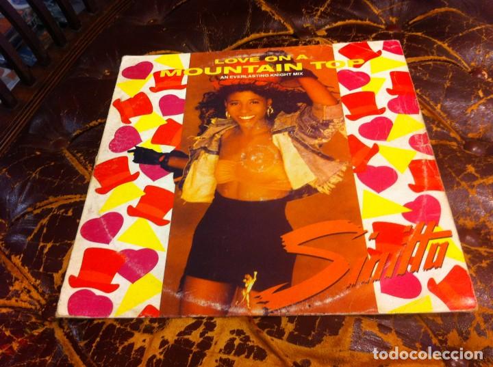 Discos de vinilo: SINITTA. LOVE ON A MOUNTAIN. MAXI-SINGLE. 1989 - Foto 1
