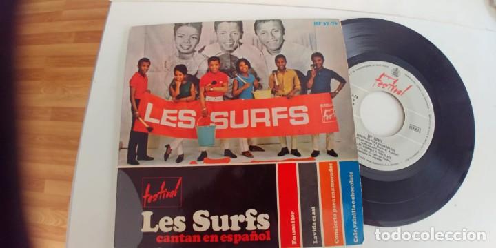 Discos de vinilo: LES SURFS-EP EN UNA FLOR +3-EN ESPA&Ntilde;OL - Foto 1