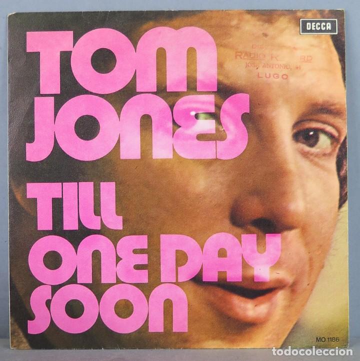 Discos de vinilo: SINGLE. TOM JONES. TILL. ONE DAY SOON - Foto 1