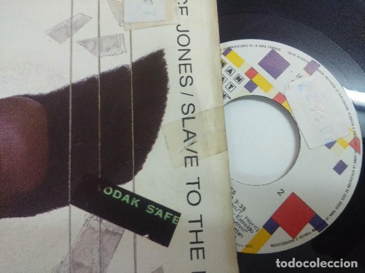 Discos de vinilo: SINGLE/GRACE JONES/SLAVE TO THE RHYTHM. - Foto 2