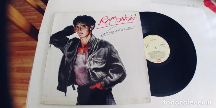 Discos de vinilo: RAMONCIN-LP LA VIDA EN EL FILO-GATEFOLD-BORDES CON CELO Y MARCAS - Foto 1